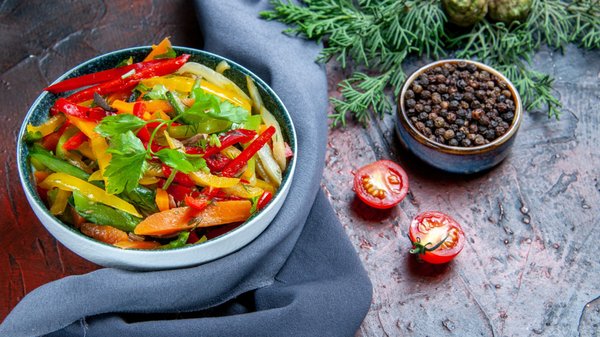 Salade de poivrons rôtis : une symphonie de couleurs et de saveurs pour vos repas !